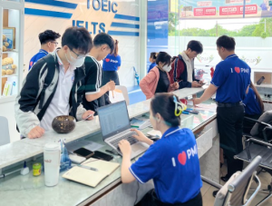 Hình ảnh 1: Học viên check in vào phòng thi tại cơ sở