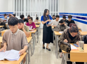 Hình ảnh 2 – Giám thị hướng dẫn thí sinh và phát đề trong phòng thi