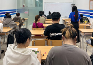 Hình ảnh 3 – Thí sinh làm bài nghiêm túc trong phòng thi